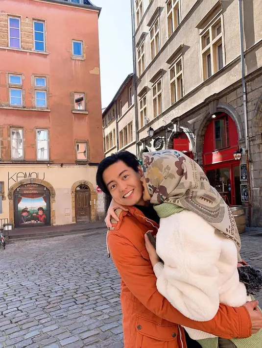 "Nggak sama sekali, justru dia duluan yang bangun. Karena dia duluan yang bangun, dia duluan ke bawah,” lanjut Cut Meyriska. (Instagram/cutratumeyriska)