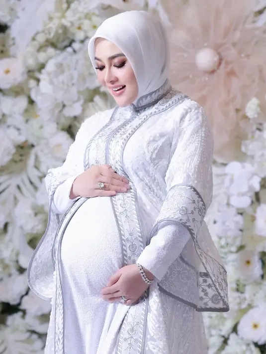 Di sini, ia mengenakan gamis putih, yang ditumpuknya dengan outer super cantik berkerah tinggi, yang memiliki detail bordir silver cantik. [Foto: Instagram/princessyahrini]