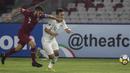 Gelandang Timnas Indonesia, Egy Maulana, ditarik wajahnya oleh bek Qatar, Nasir Baksh, pada laga AFC U-19 Championship di SUGBK, Jakarta, Minggu (21/10). Indonesia kalah 5-6 dari Qatar. (Bola.com/Vitalis Yogi Trisna)