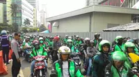 Pengemudi Gojek melintas di Bundaran HI (Liputan6.com/ Ahmad Romadoni)