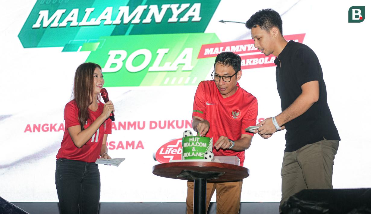 Pemimpin Redaksi Bola.com dan Bola.net, Erwin Fitriansyah (tengah) didampingi VP of Marketing Communication KapanLagi Youniverse (KLY), Adam Saputra memotong kue ulang tahun Bola.com dan Bola.net saat acara MALAMNYA BOLA di Jakarta International Velodrome, Rawamangun, Jakarta Timur, Selasa (11/6/2024). (Bola.com/Bagaskara Lazuardi)
