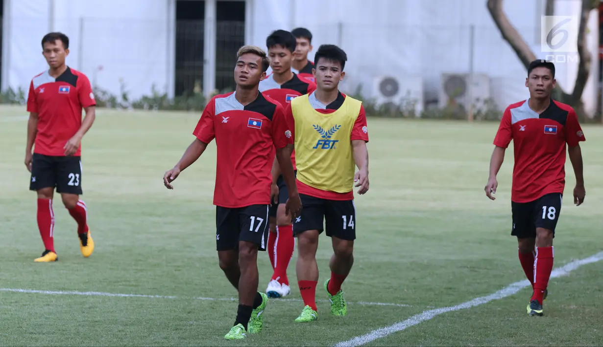 Pemain timnas Laos bersiap melakukan latihan resmi babak penyisihan sepak bola grup A Asian Games 2018 di Lapangan B, Kompleks GBK, Jakarta, Kamis (16/8). Laos akan menantang timnas Indonesia, Jumat (17/8). (Liputan6.com/Helmi Fithriansyah)