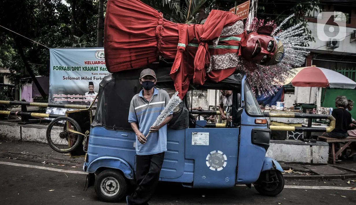 Karyo (61), sopir Bajaj berpose di kawasan Kramat Pulo, Senen, Jakarta Pusat, Selasa (22/6/2021). Di sisi lain, kehadiran Kampung Ondel-Ondel Kramat Pulo membawa rezeki baru bagi sopir angkot dan bajaj. (merdeka.com/Iqbal S. Nugroho)