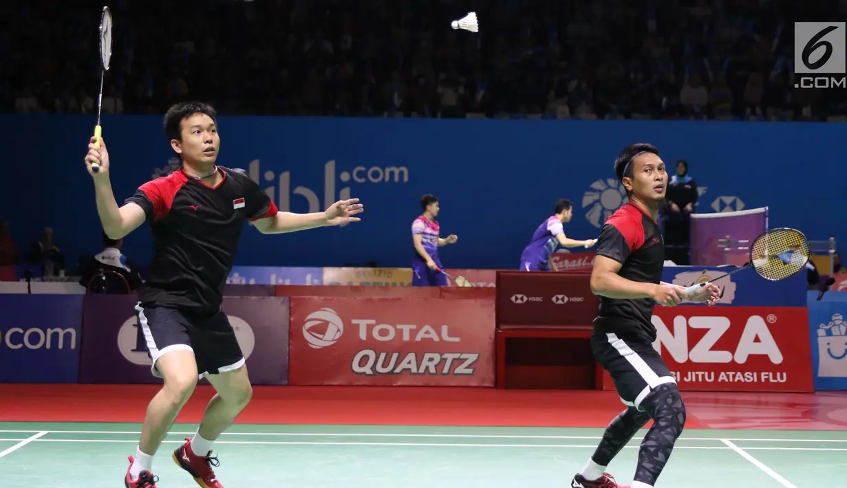 Pebulu tangkis ganda putra Indonesia, M Ahsan/Hendra Setiawan saat melawan Hiroyuki Endo/Yuta Watanabe (Jepang) di di Babak 8 besar Indonesia Open 2019 di Istora Senayan, Jakarta, Jumat (19/7/2019). Hendra/Ahsan unggul 21-15, 9-21, 22-20. (Liputan6.com/Helmi Fitrhiansyah)