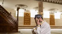 Pria berdoa setelah sholat (Pexels)