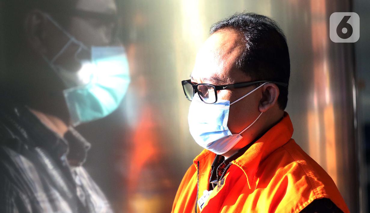 Tersangka dalam kasus dugaan korupsi pelaksanaan pekerjaan subkontraktor fiktif pada proyek-proyek yang dikerjakan PT Waskita Karya (Persero), Jarot Subana keluar dari gedung KPK usai menjalani pemeriksaan lanjutan, Jakarta, Rabu (30/9/2020). (Liputan6.comHelmi Fithriansyah)