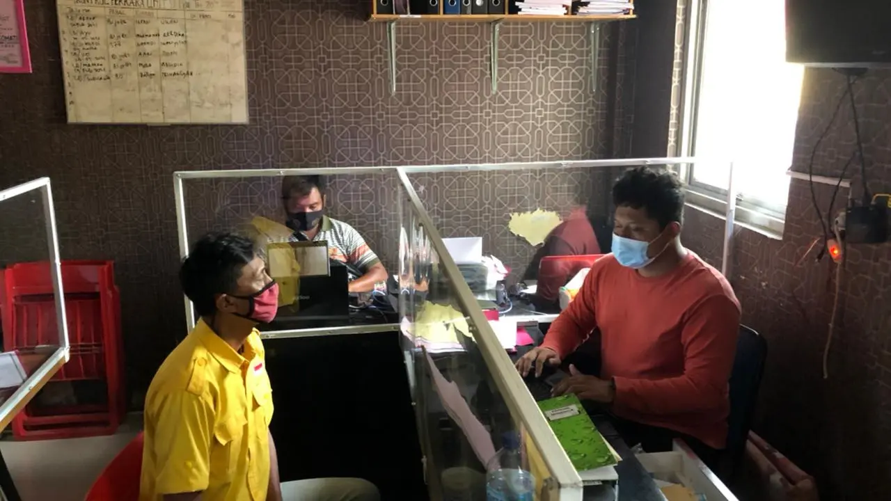 Tersangka ASD (Baju Kuning), Penipu CPNS Saat Menjalani Pemeriksaan Di Satreskrim Polres Kebak, Banten. (Senin, 5/4/2021). (Dokumentasi Satreskrim Polres Lebak).