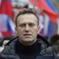 Dalam file foto pada Minggu, 24 Februari 2019 ini, pemimpin oposisi Rusia Alexei Navalny ikut serta dalam pawai untuk mengenang pemimpin oposisi Boris Nemtsov di Moskow, Rusia.(Photo credit: AP Photo/Pavel Golovkin, File)