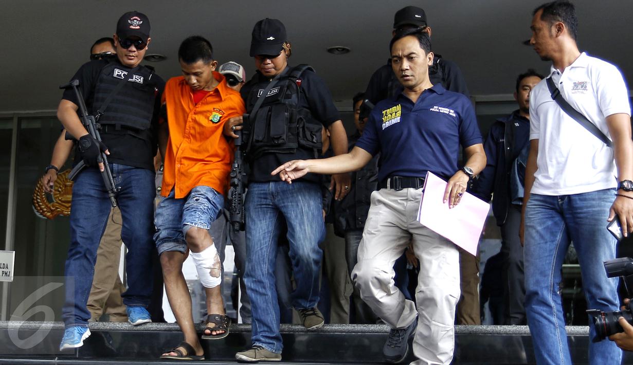 Tersangka Mursalim saat digelandang petugas Resmob Direktorat Reserse Kriminal Umum Polda Metro Jaya, Jakarta, Jumat (11/9/2015). Pelaku ditangkap dalam pelariannya seusai membunuh WN Jepang Nishimura. (Liputan6.com/Yoppy Renato)