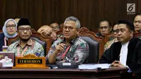 Pihak termohon yang juga Komisioner KPU RI Arief Budiman menyampaikan pendapat dalam sidang perdana sengketa Pilpres 2019 di Mahkamah Konstitusi, Jumat (14/6/2019). Sidang dengan agenda pembacaan materi gugatan dari pemohon, yaitu paslon 02 Prabowo Subianto-Sandiaga Uno. (Lputan6.com/Johan Tallo)