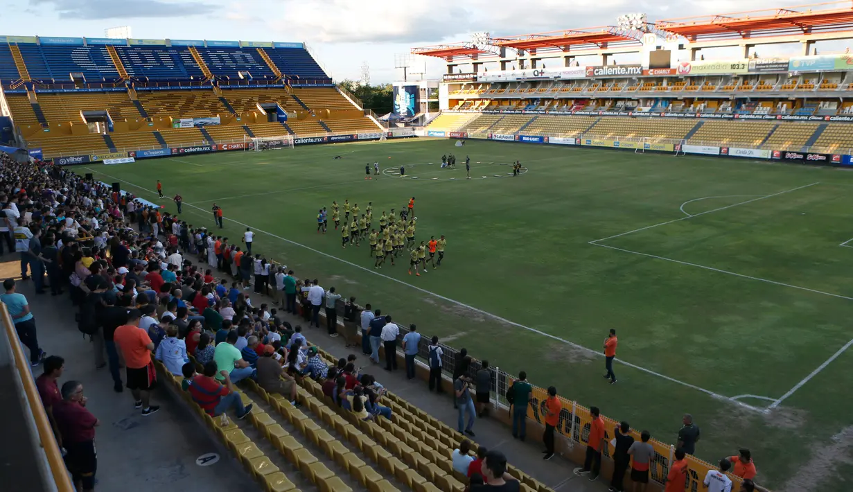 Suasana latihan klub Dorados de Sinalo di Stadion Banorte, Meksiko,(10/9). Diego Maradona resmi menjadi manajer Dorados de Sinalo menggantikan Francisco Gamez yang dipecat. (AP Photo/Marco Ugarte)