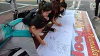 Masyarakat menandatangi spanduk petisi menolak gerakan people power saat car free day (CFD) di kawasan Thamrin, Jakarta, Minggu (19/5/2019). Aliansi Mahasiswa dan Pemuda Cinta NKRI mengajak masyarakat menandatangani petisi mendukung KPU dan Bawaslu pasca Pilpres 2019. (Liputan6.com/Faizal Fanani)