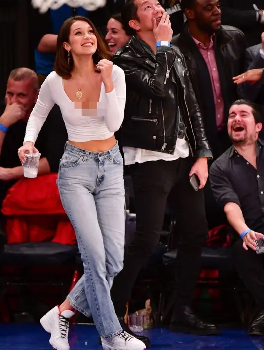 Dengan berpakaian casual, Bella Hadid semangat banget nonton pertandingan dan enggan untuk duduk diam di kursinya! (Getty Images/Cosmopolitan)