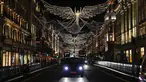 Berbagai dekorasi lampu Natal terlihat menghiasi sepanjang Regent Street di pusat kota London, Inggris (30/11/2020). (Xinhua/Han Yan)