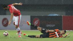 Pemain Persija Jakarta, Wllian Pachecho  (kiri) merebut bola dari pemain Perseru Serui, Silvio Escobar Benitez pada laga Liga 1 2017 di Stadion Patriot, Bekasi, Selasa (13/6/2017). Persija menang 3-0. (Bola.com/Nicklas Hanoatubun)