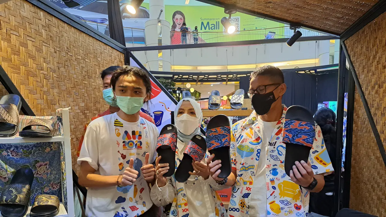 Menparekraf Sandiaga Uno memantau dan memandu langsung talkshow di area pameran Apresiasi Kreasi Indonesia (AKI).