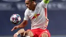 Pemain RB Leipzig, Yussuf Poulsen berebut bola dengan bek Paris Saint-Germain (PSG), Juan Bernat pada partai semifinal Liga Champions di Estadio da Luz, Lisbon, Selasa (18/8/2020). PSG melaju ke final Liga Champions setelah mengandaskan Leipzig  3-0.  (AP Photo/Manu Fernandez)