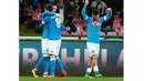 Para pemain Napoli merayakan gol Jose Maria Callejon saat melawan pada lanjutan Serie A 2015-2016 di Stadion San Paolo, Naples, Minggu (6/3/2016) dini hari WIB.  (AFP/Carlo Hermann)