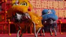 Pertunjukan tersebut melibatkan robot berkaki empat (seperti robot anjing) yang dipasangi kepala singa untuk menirukan tarian barongsai tradisional. Tampak dalam foto, Sebuah robot berkaki empat yang dilengkapi dengan kepala singa melakukan pertunjukan selama hari kedua perayaan Tahun Baru Imlek 2577 Kongzili di sebuah pekan raya kuil di Beijing pada Rabu 18 Februari 2026. (AP Photo/Vincent Thian)
