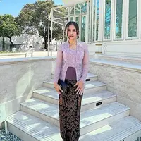Penampilan tak kalah menawan dari Prilly Latuconsina dengan kebaya bridesmaidnya yang berwarna ungu muda. Prilly mengenakan kebaya kutu baru berwarna ungu muda yang dipadukan dengan kain batik bernuansa cokelat kehitaman sebagai rok, dan korset ungu yang serasi. [@svarna_byikatindonesia]