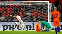 Pemain Yunani, Giannis Gianniotas, merayakan gol ke gawang Belanda pada laga persahabatan di Philips Stadion, Eindhoven, Kamis (1/9/2016). (Reuters/Michael Kooren)