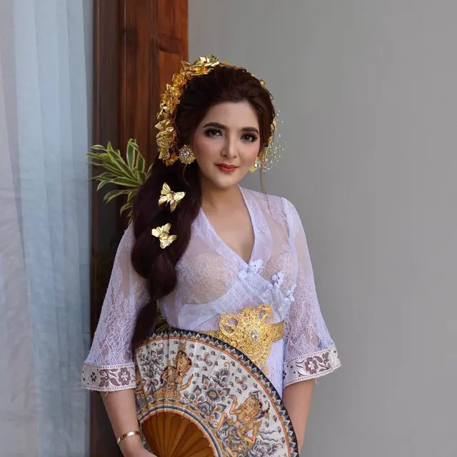 6 Potret Aurel Hermansyah Pakai Baju Adat Bali
