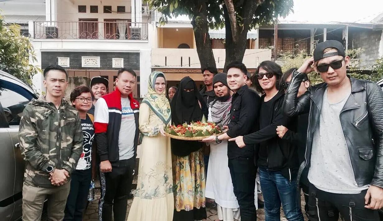 Dalam akun instagram masing-masing, pasangan ini juga banyak menunjukkan kemesraannya. Sering kali keduanya juga mengenakan busana serasi. (Instagram/vickyprasetyo777)