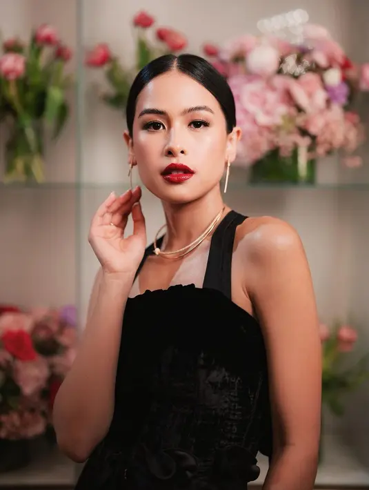 Pesona Maudy Ayunda dengan outfit hitam dan makeup bold, serta pulasan lipstik merah. Rambutnya yang ditata sleek look, menambah pesona Maudy Ayunda secara keseluruhan. [Foto: Instagram/maudyayunda]