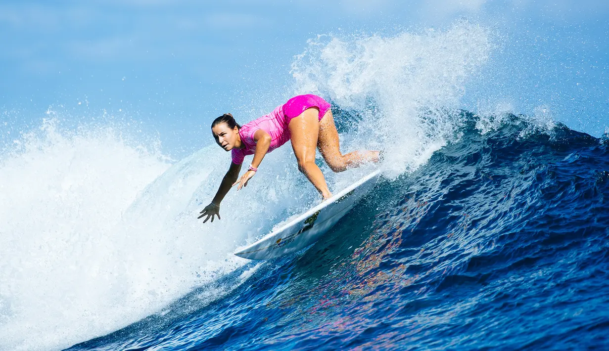  Pesalancar wanita asal Prancis Johanne Defay beraksi menaklukan ombak besar saat memenangkan putaran dua untuk maju ke putaran tiga pada putaran tiga di Fiji Womens Pro pada Senin 30 Mei 2016. (© WSL @wsl/Sloane SOSIAL @edsloanephoto)