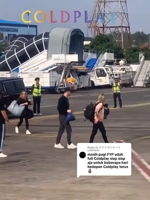 Momen Chris Martin Cium Tanah di Bandara, Tinggalkan Indonesia Usai Konser