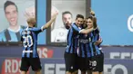 Pemain Inter Milan Ashley Young (tengah) merayakan bersama rekan-rekannya usai mencetak gol ke gawang Brescia pada pertandingan Serie A di Stadion San Siro, Milan, Italia, Rabu (1/7/2020). Inter Milan menaklukkan Brescia dengan skor 6-0. (AP Photo/Luca Bruno)