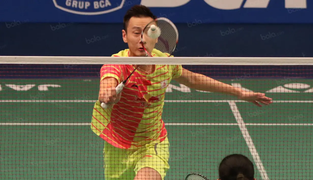 Pemain China, Zhang Nan, mengembalikan kok saat melawan Riki Widianto/Richi Puspita Dili pada BCA Indonesia Open 2016 di Istora Gelora Bung Karno, Senayan, Jakarta, (2/6/2016). (Bola.com/Nicklas Hanoatubun)
