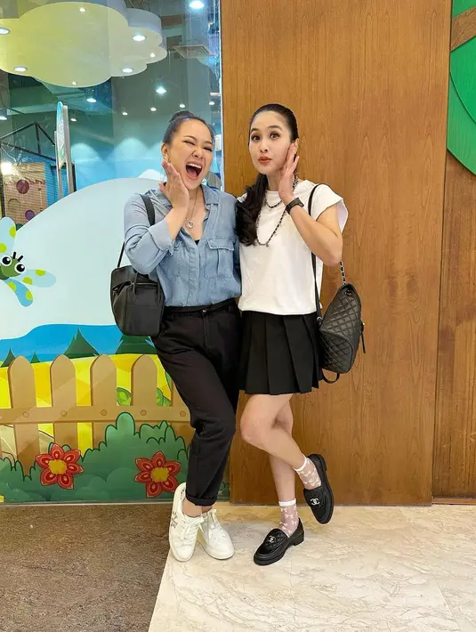 Sandra Dewi dan Yuanita Christiani (Instagram/sandradewi88)