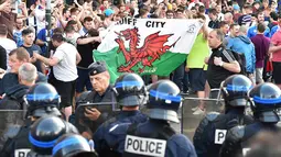 Pada bentrok kali ini, juga tampak fans Wales yang turut bersama suporter Inggris bentrok dengan fans Rusia di Lille, Prancis, Selasa (14/6/2016) atau Rabu dini hari WIB. (AFP/Leon Neal)