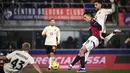 Bologna menggandakan keunggulan empat menit babak kedua berjalan. Kali ini gol dicetak lewat own goal Rasmus Kristensen. (Massimo Paolone /LaPresse via AP)