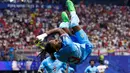 Pemain Kongo Brian Cipenga melakukan selebrasi setelah mencetak gol pertama selama pertandingan sepak bola babak 32 besar Piala Dunia antara Inggris dan Kongo di Atlanta, Rabu, (01/07/2026). (AP Photo/Butch Dill)