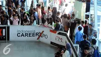 Pencari kerja bersiap mengikuti Indonesia Career Expo 2016 di SMESCO Exhibiton Hall, Jakarta, Jumat (8/1/2016). Terbatasnya kesempatan kerja diakibatkan ketidaksesuaian kebutuhan dengan ketersediaan tenaga. (Liputan6.com/Helmi Fithriansyah)