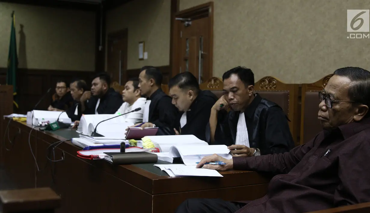 Mantan anggota Komisi XI DPR F-Partai Demokrat Amin Santono saat sidang dugaan suap APBN-P 2018 di Pengadilan Tipikor, Jakarta, Kamis (11/10). Sebelumnya, Amin telah didakwa menerima suap Rp 3,3 miliar. (Liputan6.com/Herman Zakharia)