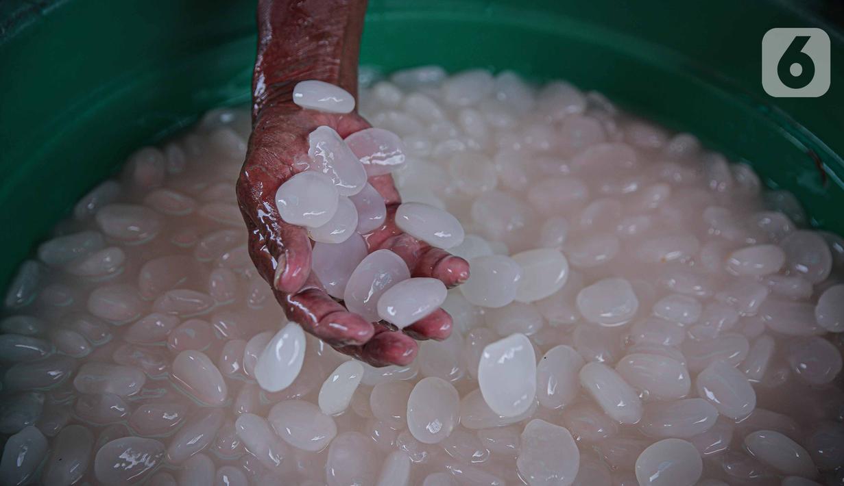 Pedagang memperlihatkan kolang kaling dagangannya di kawasan Tanah Abang, Jakarta, Kamis (7/4/2022). Pedagang mengatakan penjualan kolang kaling di masa pandemi kali ini meningkat hingga 80 persen dibandingkan pada bulan Ramadhan tahun lalu. (Liputan6.com/Faizal Fanani)