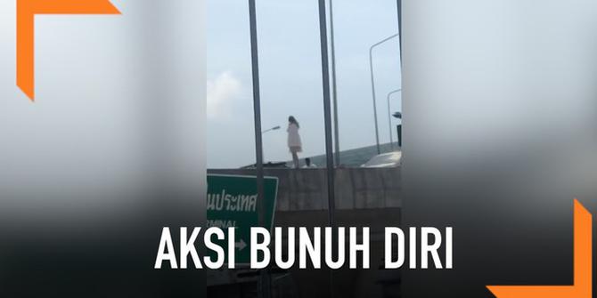 VIDEO: Detik-Detik Petugas Gagalkan Aksi Bunuh Diri Turis di Thailand