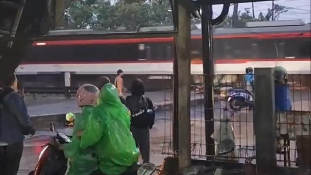 Detik Mencekam Kereta Bandara Tabrak Truk Kontainer di Poris, Palang Pintu Lambat Bereaksi