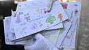 Seorang pria sebagai Father Christmas memegang surat daftar harapan anak-anak saat pembukaan kantor pos Sinterklas di Himmelpfort, Jerman, Kamis (14/11/2019). Setiap tahunnya ada sekitar ratusan ribu surat yang masuk dari 64 negara yang harus dijawab Santa. (Tobias SCHWARZ / AFP)