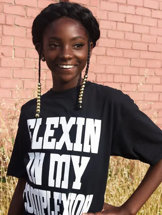 Di usianya yang sangat muda, Kheris Rogers (12) berhasil menciptakan merek fashionnya sendiri, Flexin' in My Complexion. Ia dulu sempat mengalami diskriminasi karena warna kulitnya. Namun kini ia justru menginspirasi banyak orang karena kesuksesannya. (Instagram/@kherispoppin)