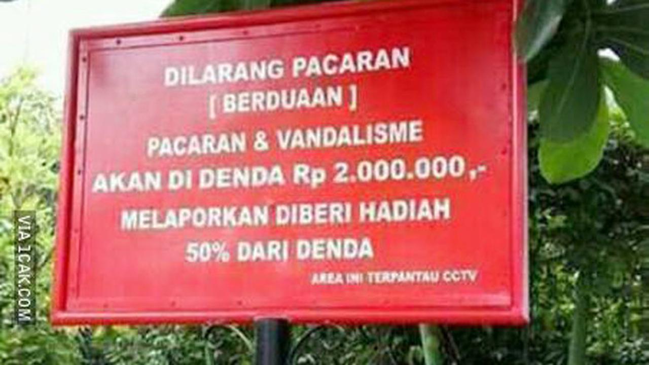 Deretan Spanduk di Taman Bermain Super Kocak, Sukses Bikin Orang Kesal