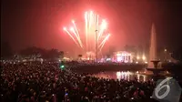 Ribuan warga Jakarta dan sekitarnya memadati kawasan Patung Kuda dan Merdeka Barat untuk menyaksikan pesta kembang api untuk menyambut Tahun Baru 2015, Jakarta, Kamis (1/1/2015). (Liputan6.com/Faizal Fanani)