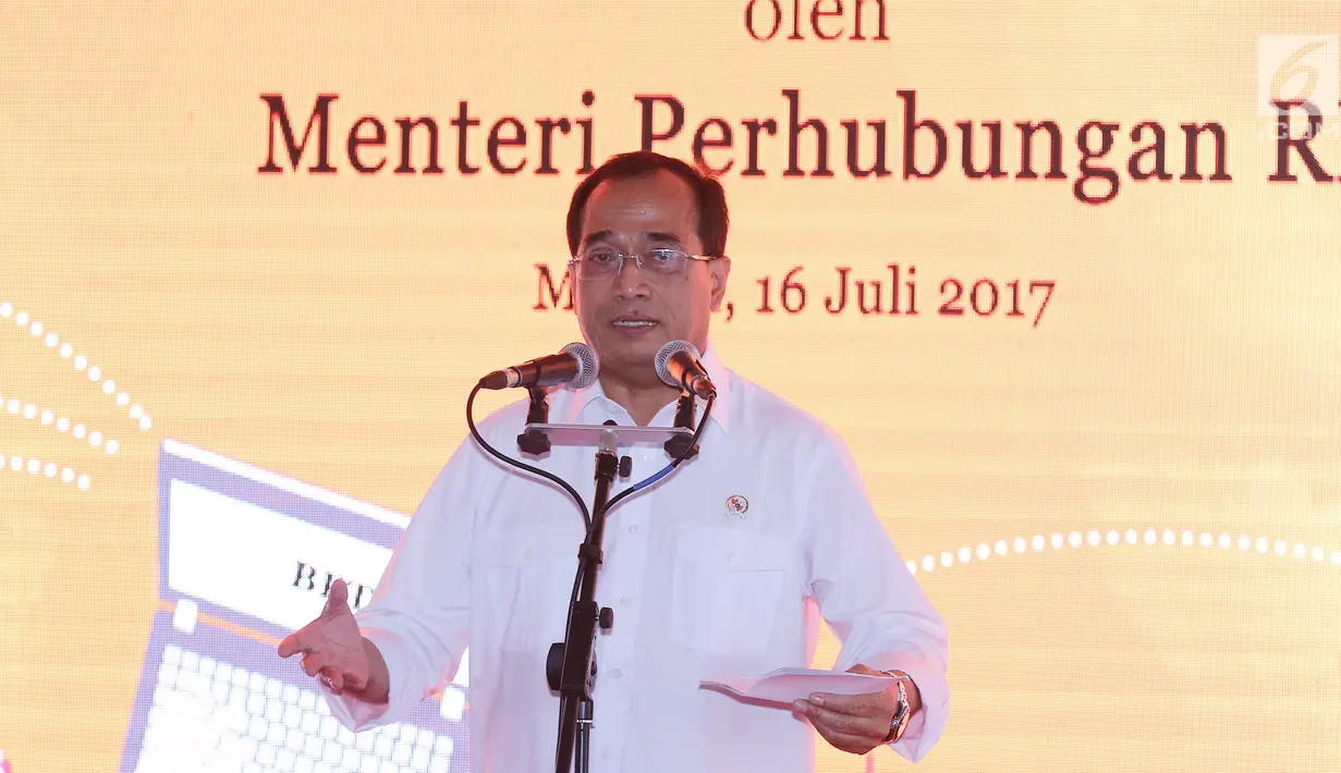 Menteri perhubungan, Budi Karya Sumadi memberi sambutan saat peluncuran sistem perizinan angkutan sewa khusus berbasis daring di Jakarta (16/7). (Liputan6.com/Herman Zakharia)
