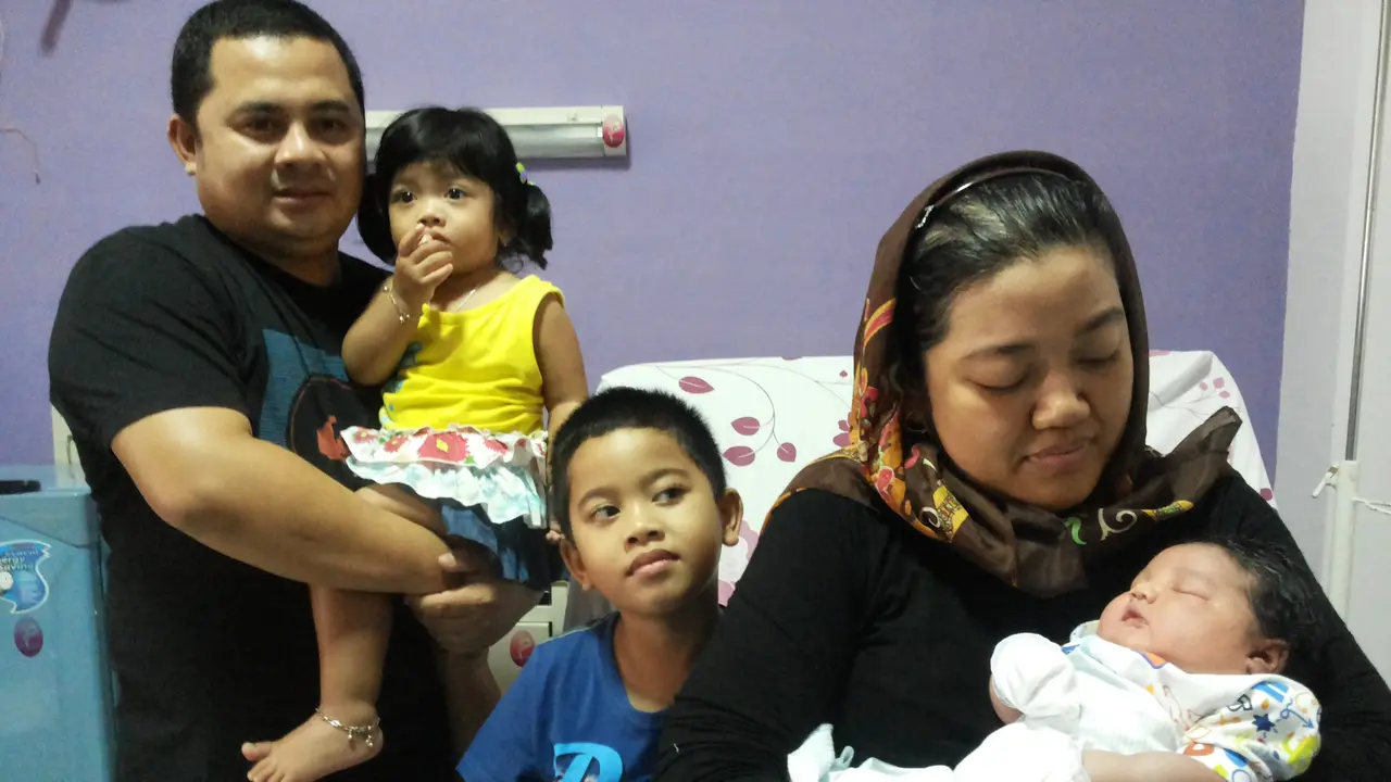 Bayi Bongsor yang dipangkuan sang ibu, Fitrianti Anggraini, saat ditemui di RSAB Za-Zahra Palembang (Liputan6.com/Nefri Inge)