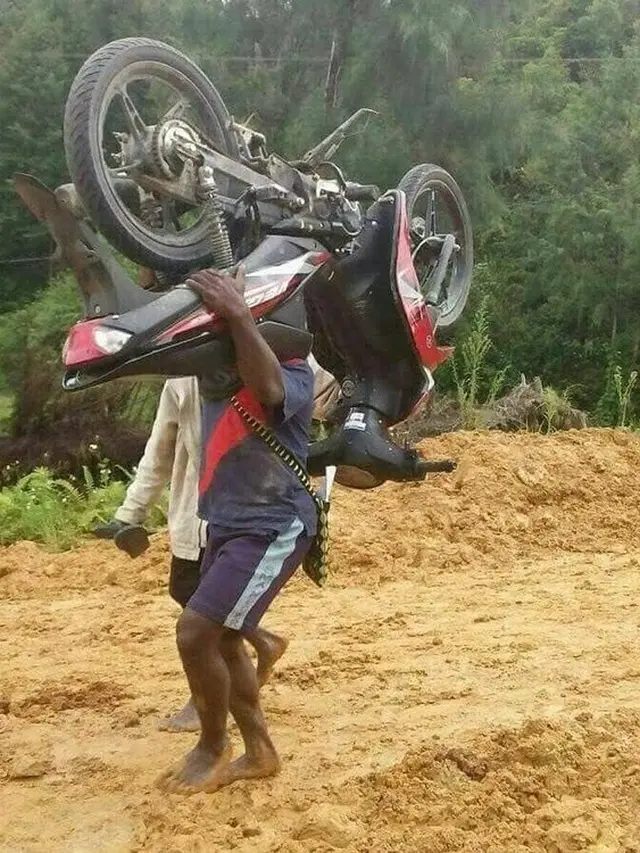 6 Tingkah Bapak-Bapak Ini Enggak Jelas Banget, Absurd Maksimal