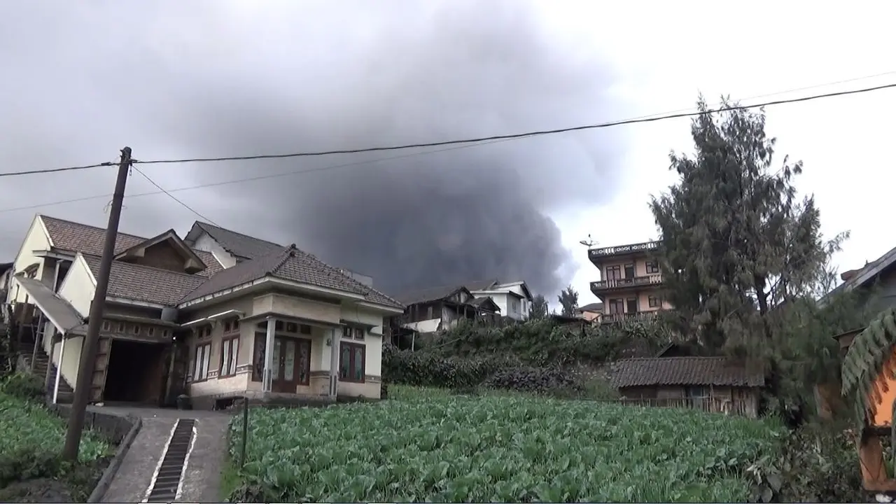 Pusat Vulkanologi dan Mitigasi Bencana Geologi (PVMBG) mencatat ada 28 kali letusan di Gunung Bromo. (Liputan6.com/Dian Kurniawan)