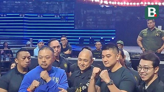 Arnold Poernomo (kanan) dengan food vlogger Codeblu (baju biru)